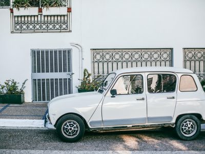 Parkender Kleinwagen