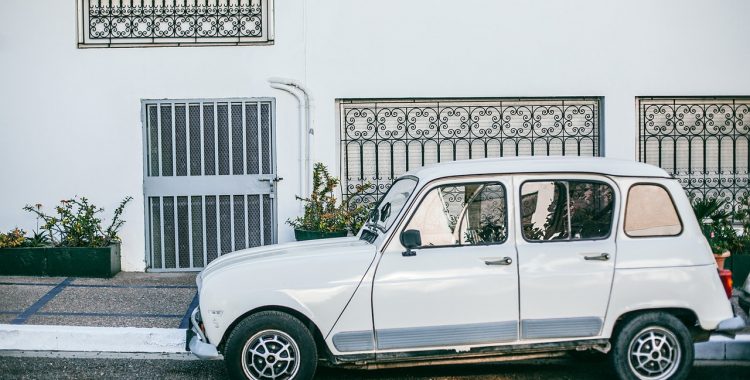 Parkender Kleinwagen