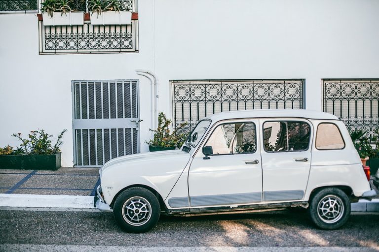 Parkender Kleinwagen